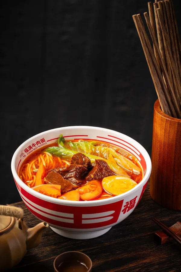 Tomatenbouillon met noedels