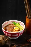 Heldere bouillon met runderbouillon en noedels