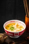 Kippenbouillon met wonton en noedels